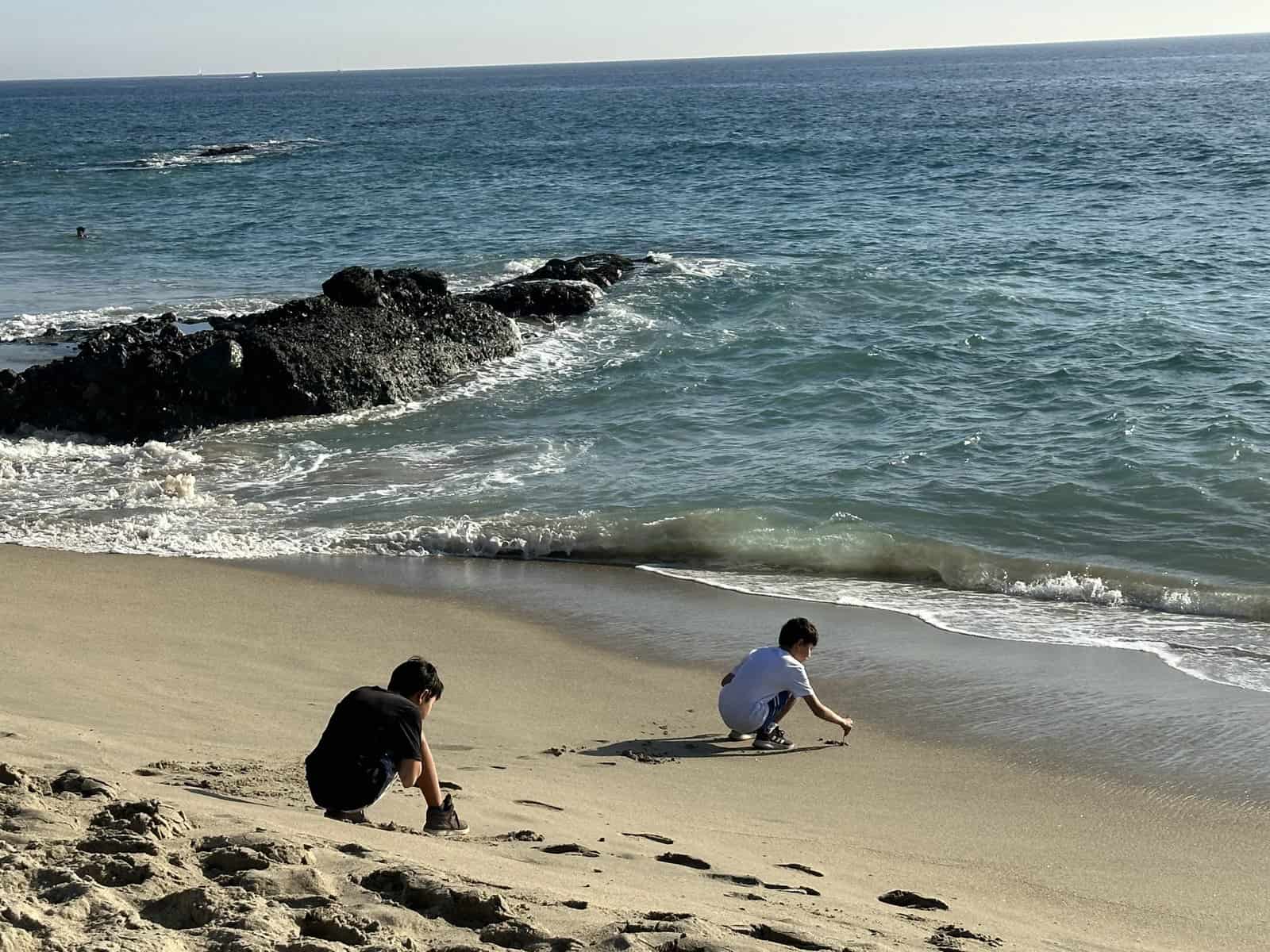 kids playing at 1000 steps beach