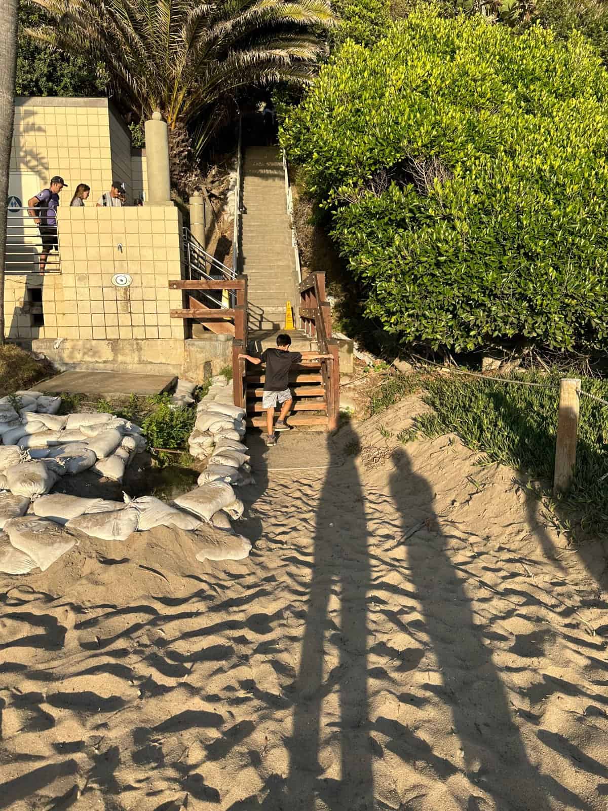 restrooms and shower at the bottom of the Thousand Steps beach