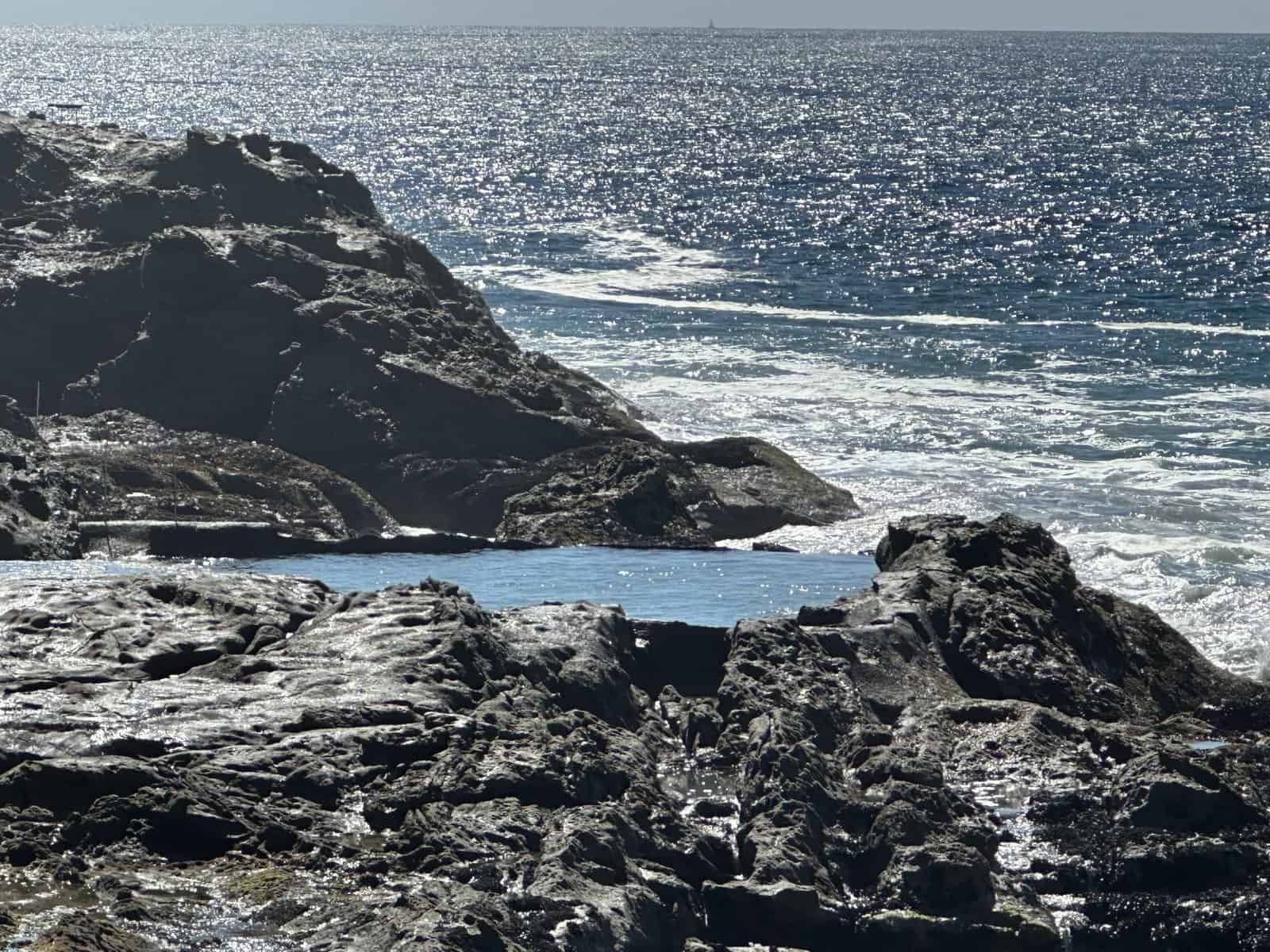 pool and rocks at thousand steps beach